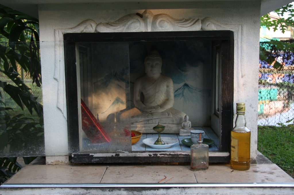 Buddhistischer Schrein an einer Straße