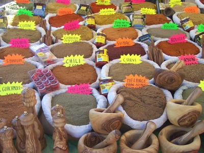 Gewürze auf einem Markt von Sri Lanka