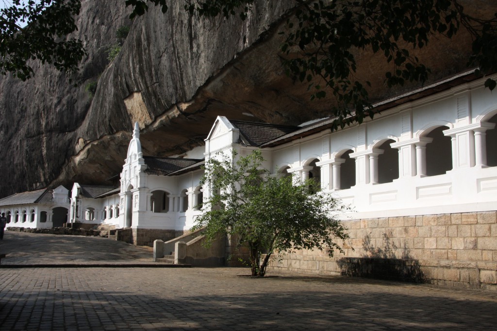 Höhlentempel von Dambulla in der Aussensicht