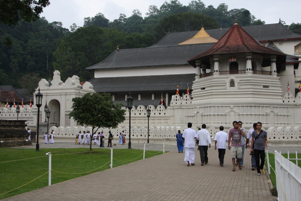 Die Vorderfront des Zahntempels in Kandy