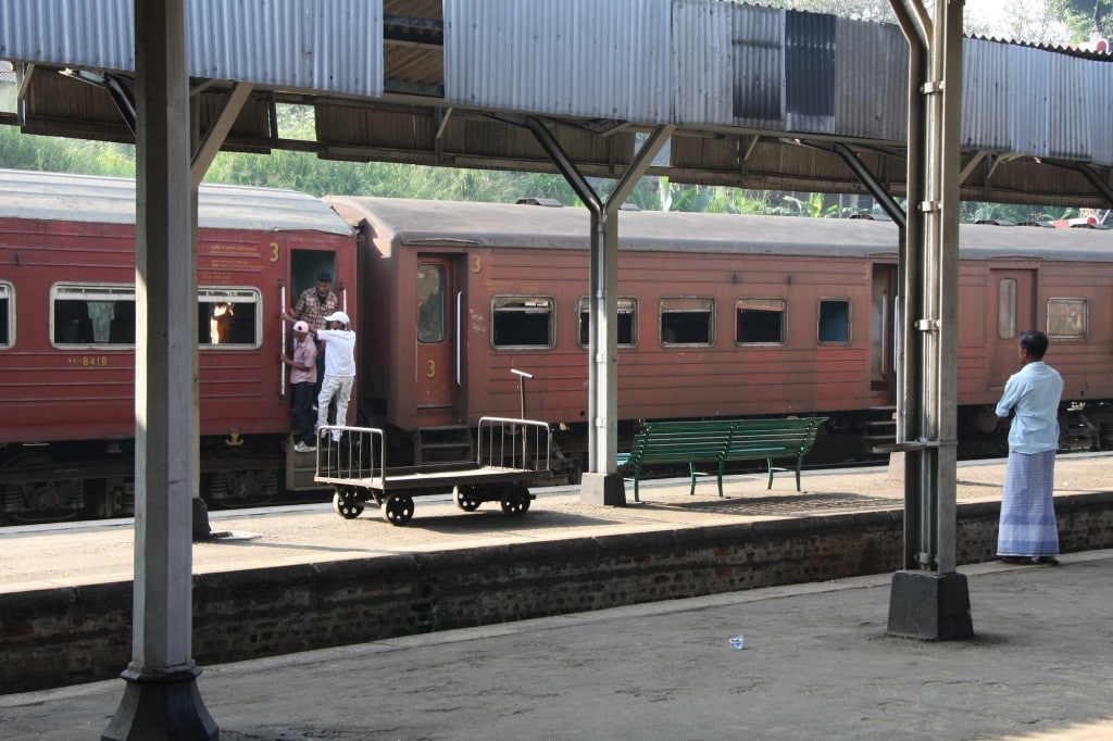 Auf einem Bahnhof in der Nähe von Kandy